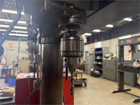 3.3'-7.8" Arboga, radial drill, #4MT, 6.69" spindle travel, 1900 RPM, 4 automatic feeds, 1.18" tapping, vise - Image 7
