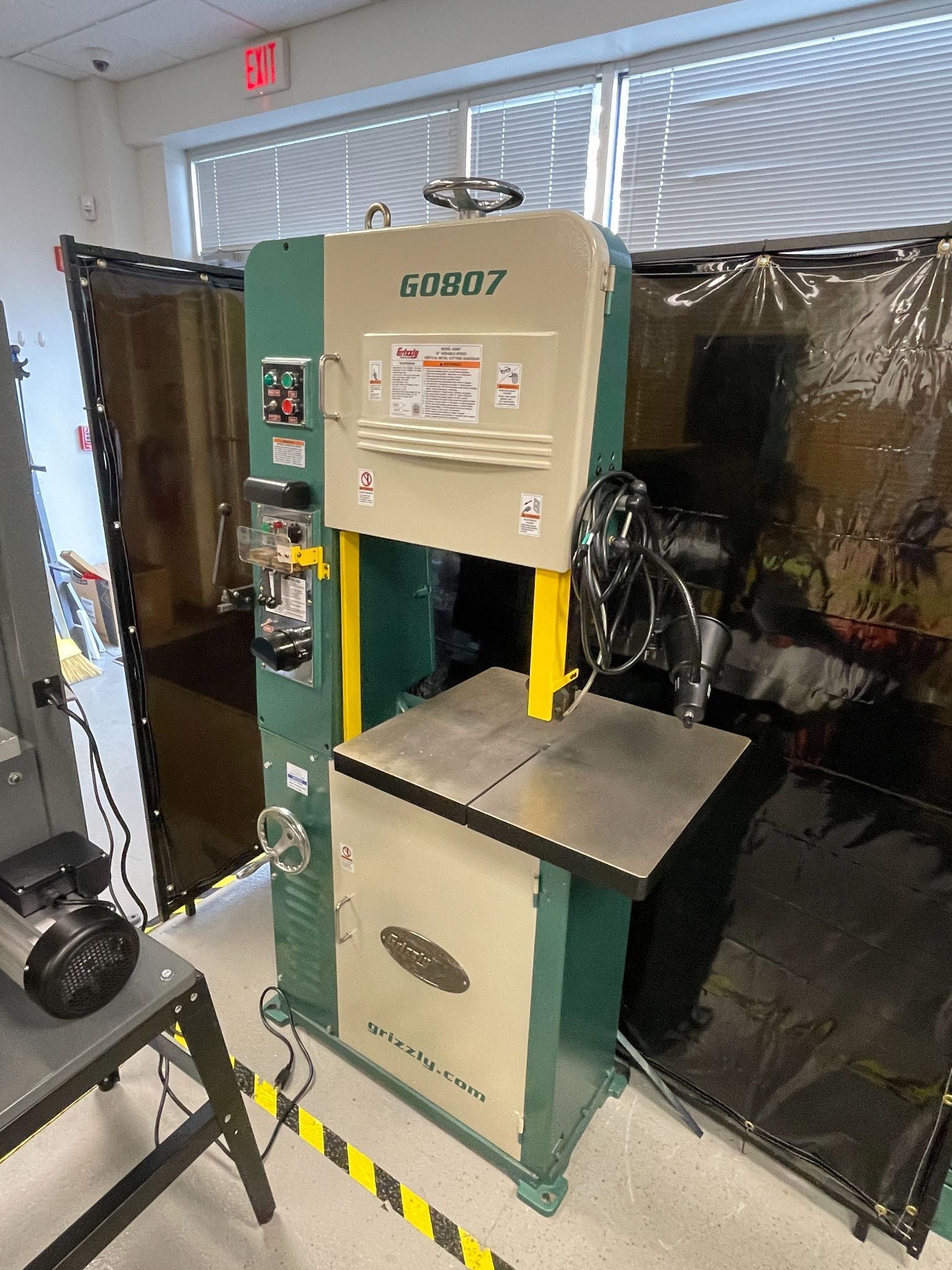 Grizzly #G0807, Vertical Band Saw, 140" blade, 15&deg; L/R & 10&deg; F/B table tilt, 2 HP, 1 phase, w/ blade - Image 1