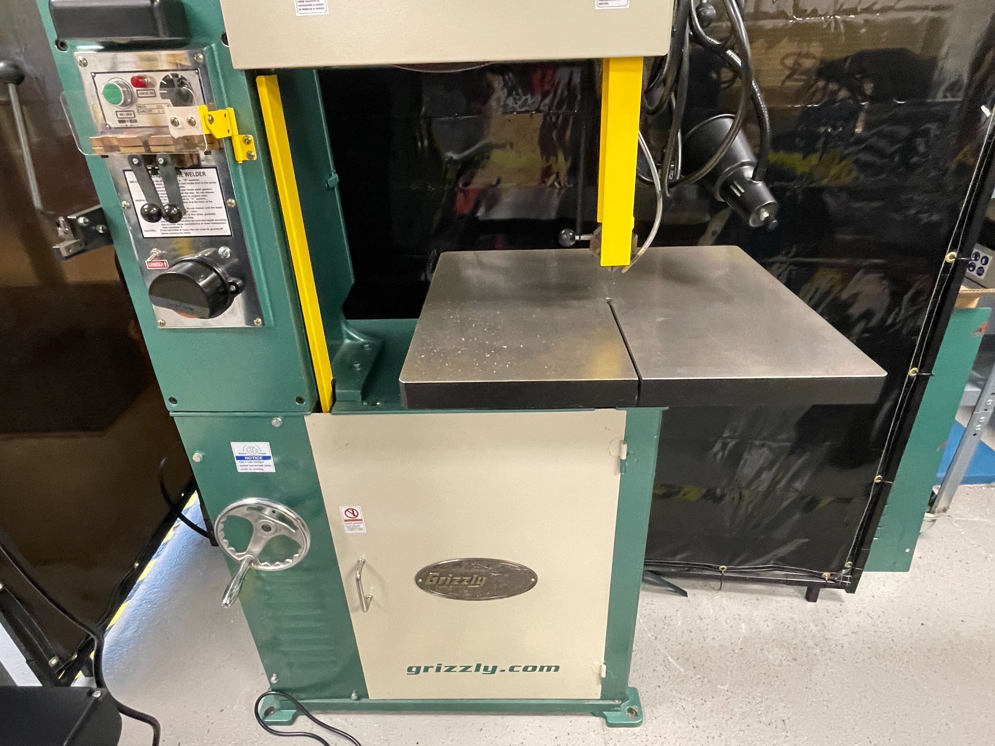 Grizzly #G0807, Vertical Band Saw, 140" blade, 15&deg; L/R & 10&deg; F/B table tilt, 2 HP, 1 phase, w/ blade - Image 2