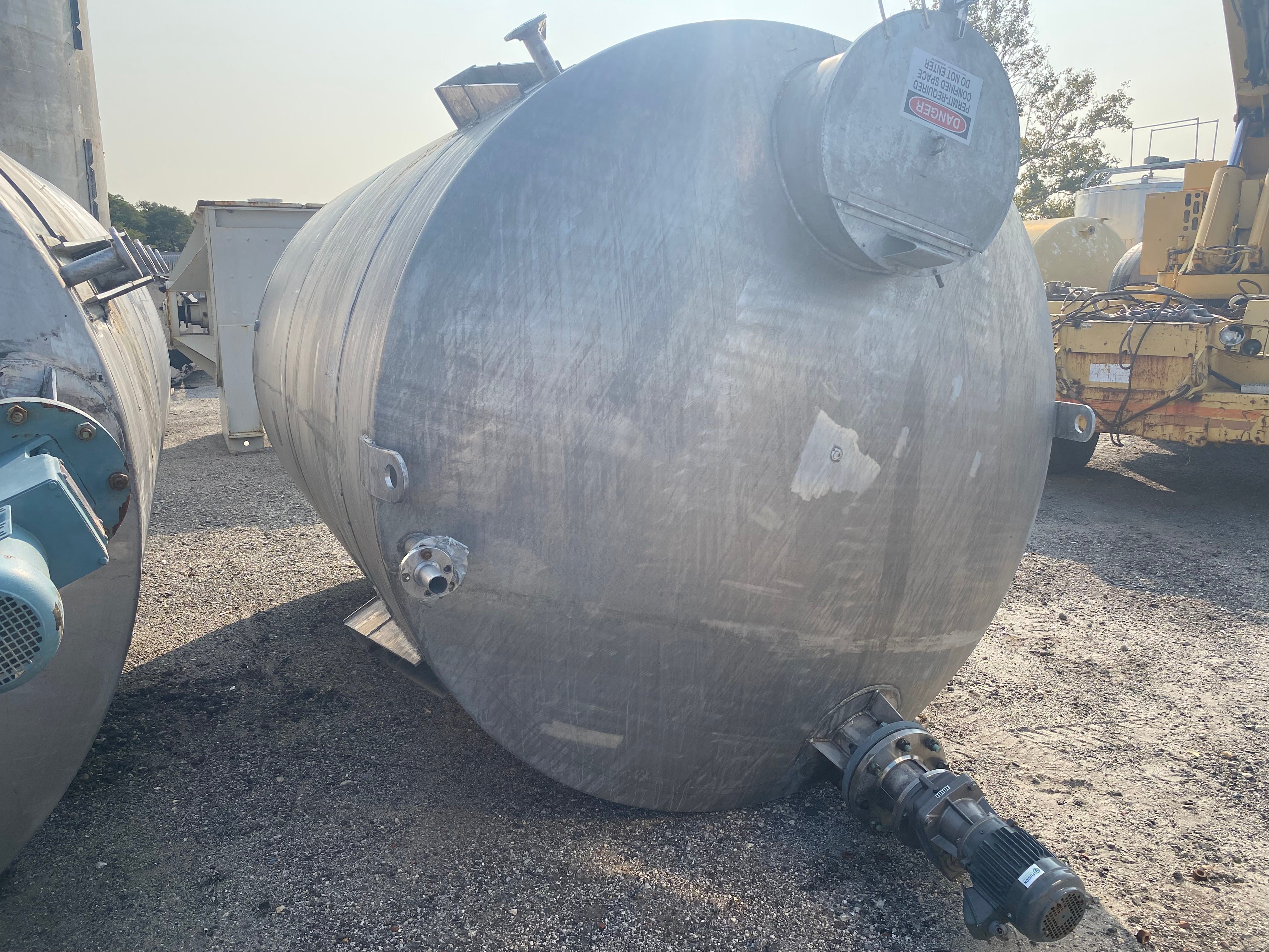 4000 gallon Lee Metal Products #4521DBCTT, 304 Stainless Steel Vertical Mix Tank, 96" diameter x 132" - Image 2