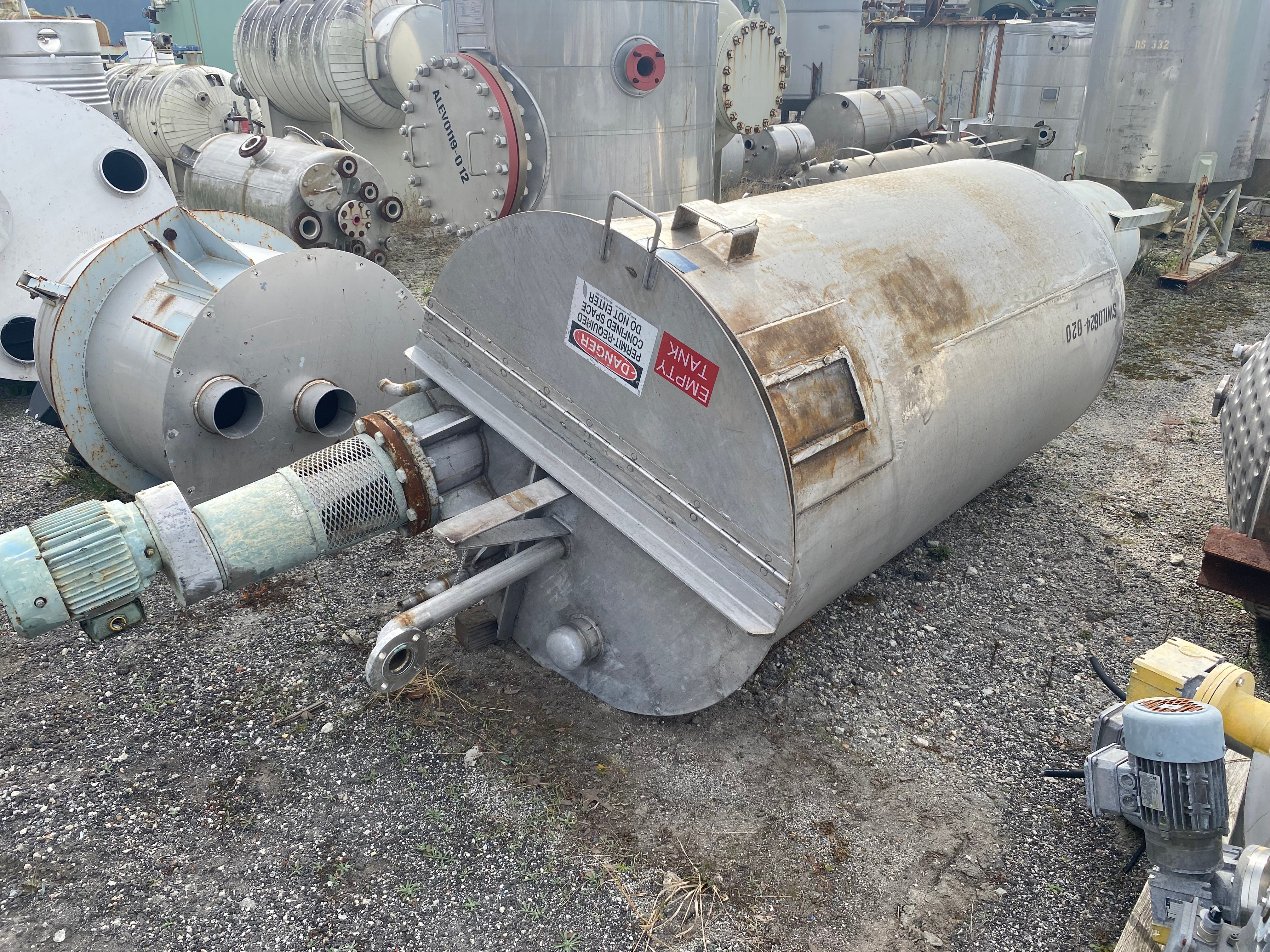 700 gallon IPSCO, 304 Stainless Steel Vertical Mix Tank, 48" diameter x 89" straight side, half-hinged top - Image 1