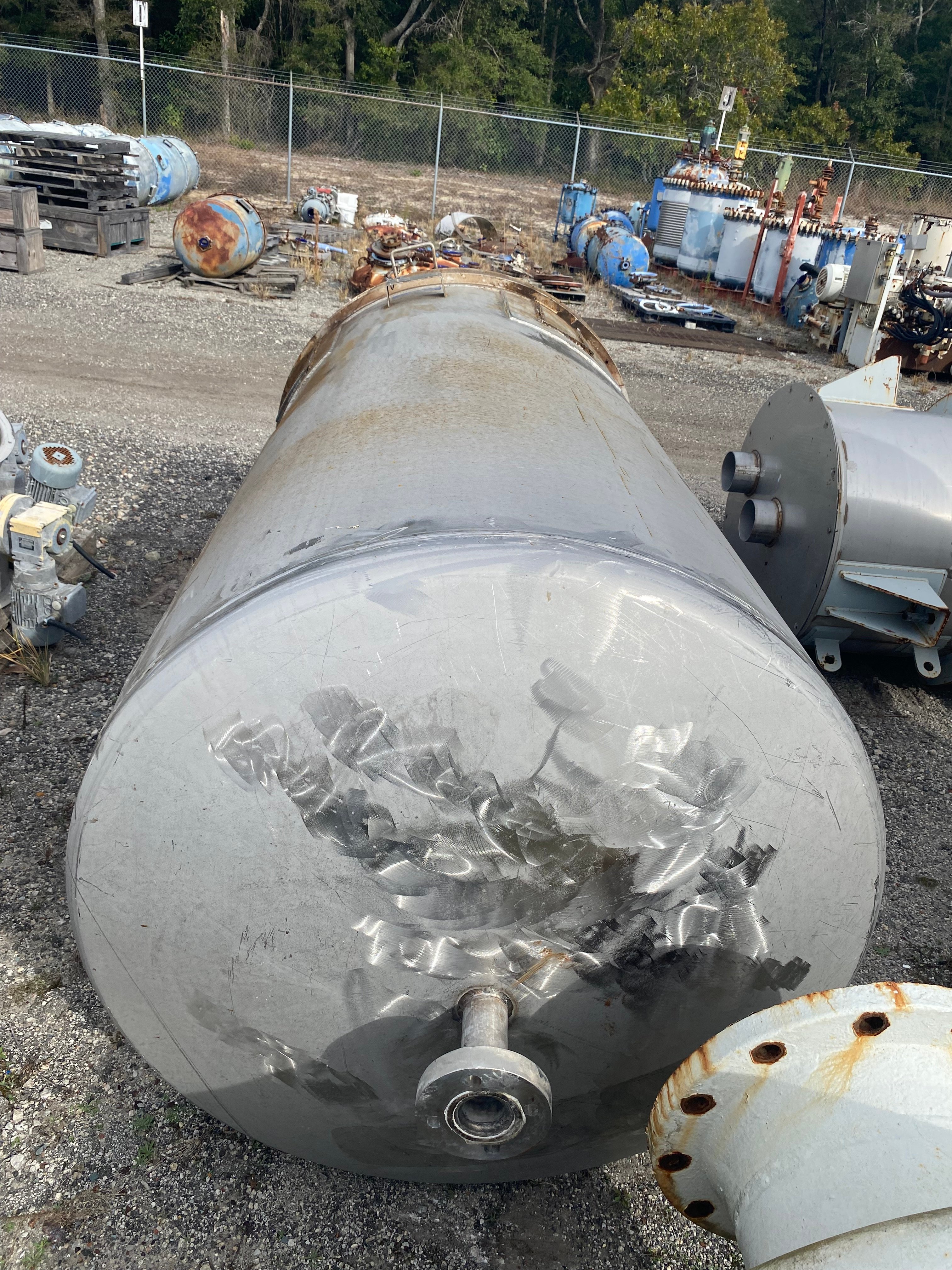 700 gallon IPSCO, 304 Stainless Steel Vertical Mix Tank, 48" diameter x 89" straight side, half-hinged top - Image 2