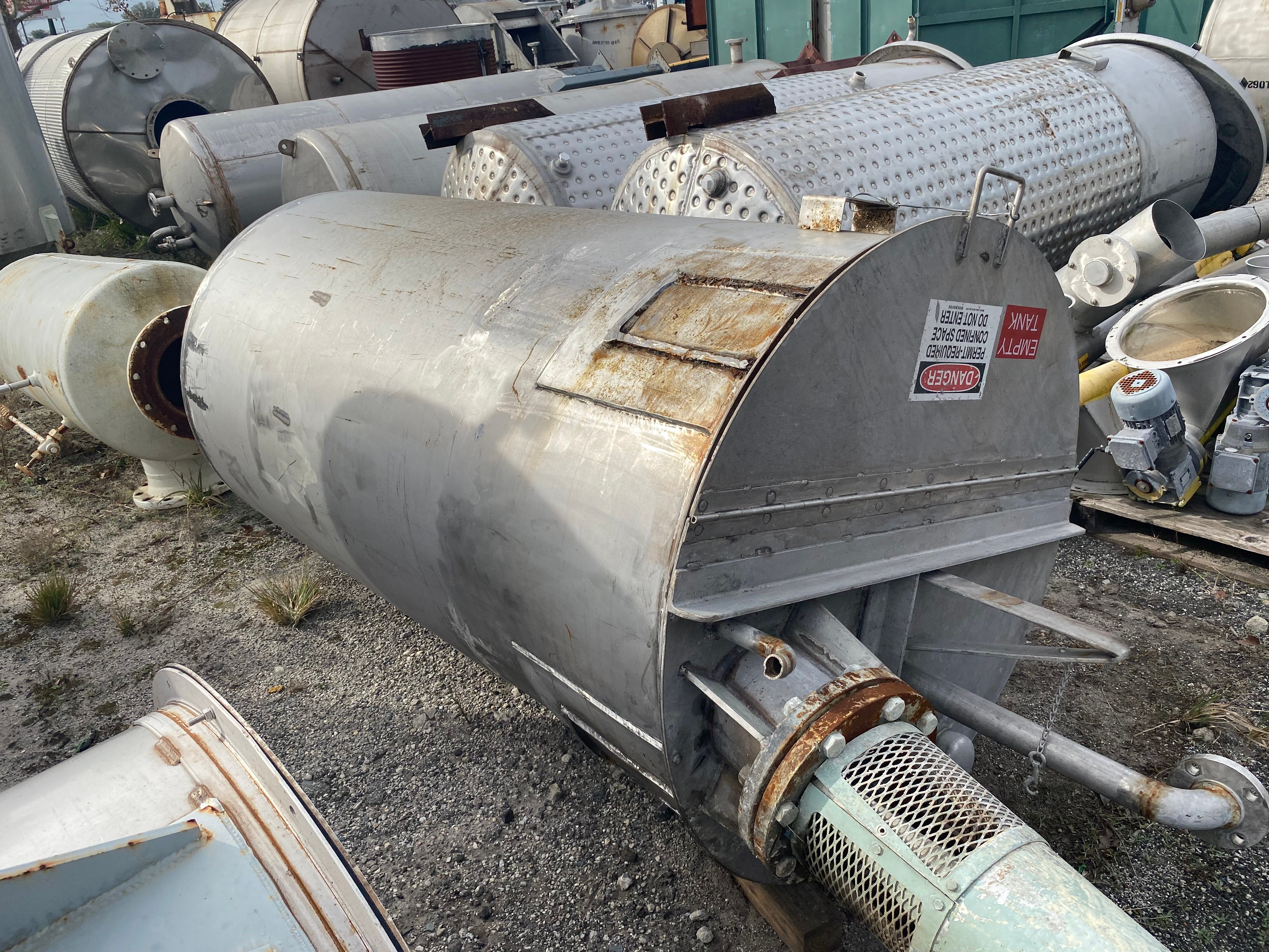 700 gallon IPSCO, 304 Stainless Steel Vertical Mix Tank, 48" diameter x 89" straight side, half-hinged top - Image 3