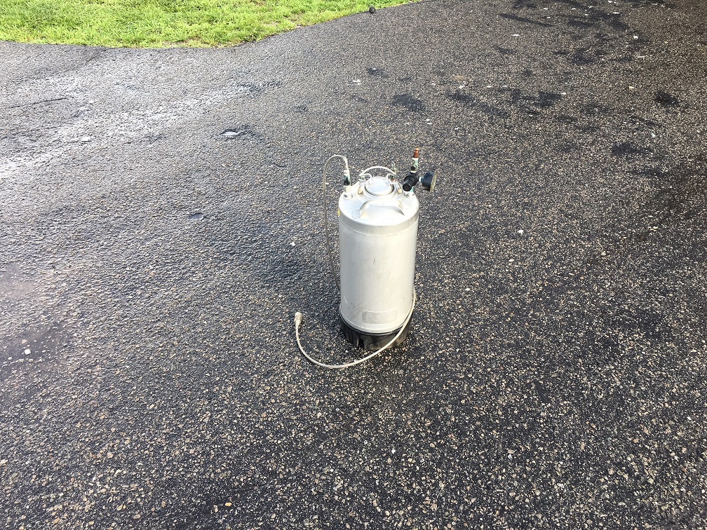 5 gallon Alloy Products, 304 Stainless Steel Pressure Tank, 9" diameter x 18" straight side, 175 psi @ - Image 1