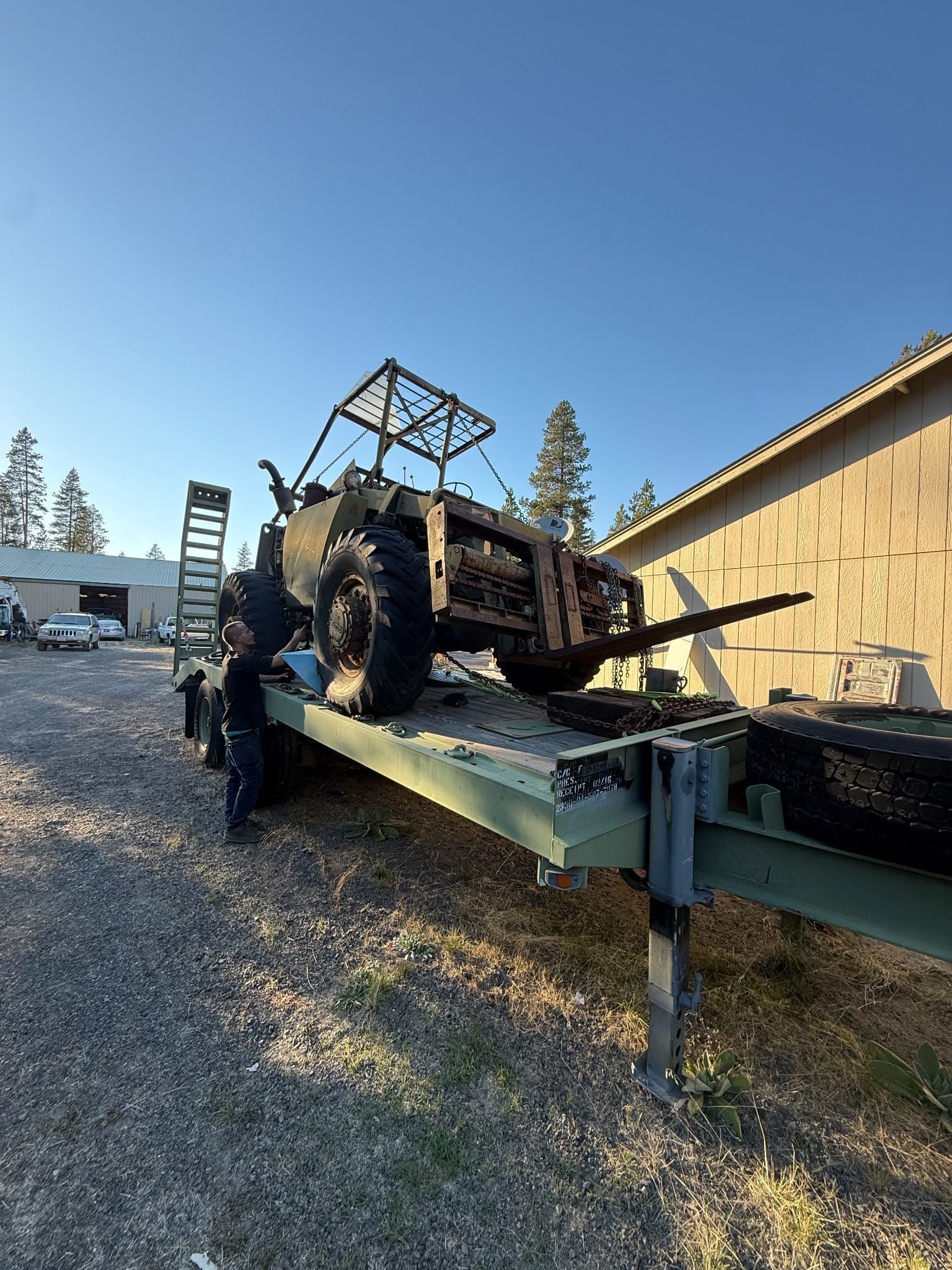 Military Stake Semitrailer, flatbed, tandem axle, front stowage box, 1976 - Image 2