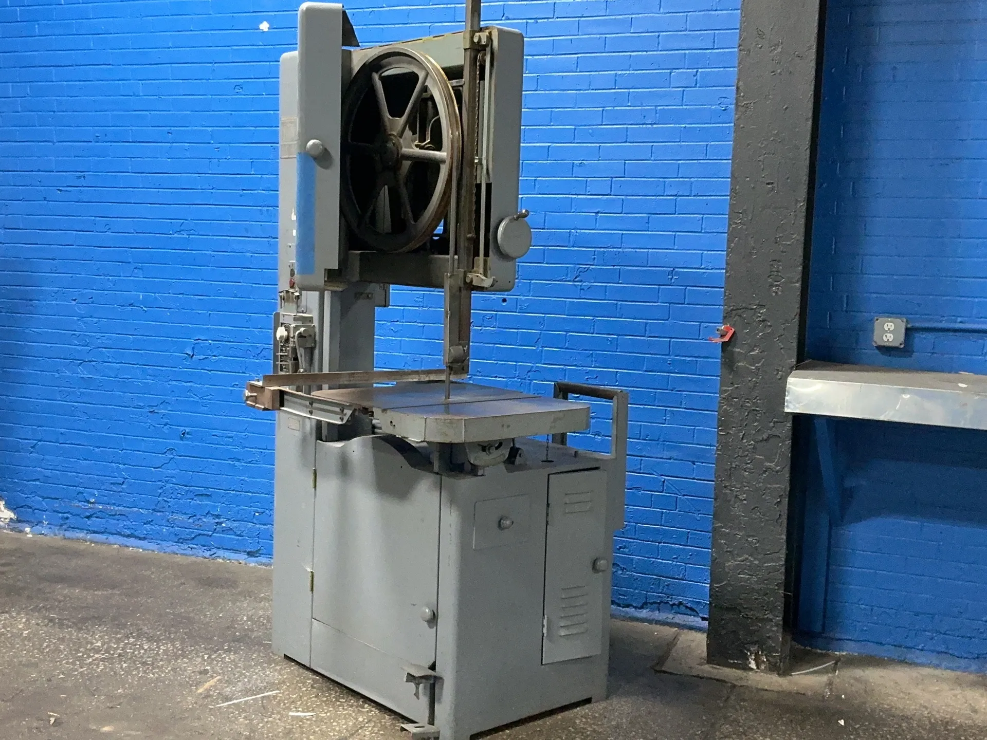 24" Grob #NS24, vertical band saw, 24" x 28" table, blade welder, 230 V. - Image 1