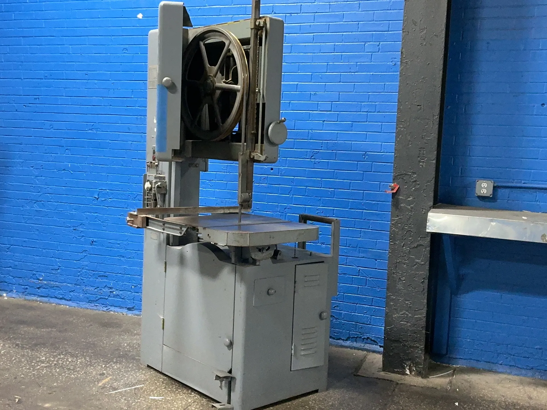 24" Grob #NS24, vertical band saw, 24" x 28" table, blade welder, 230 V. - Image 2