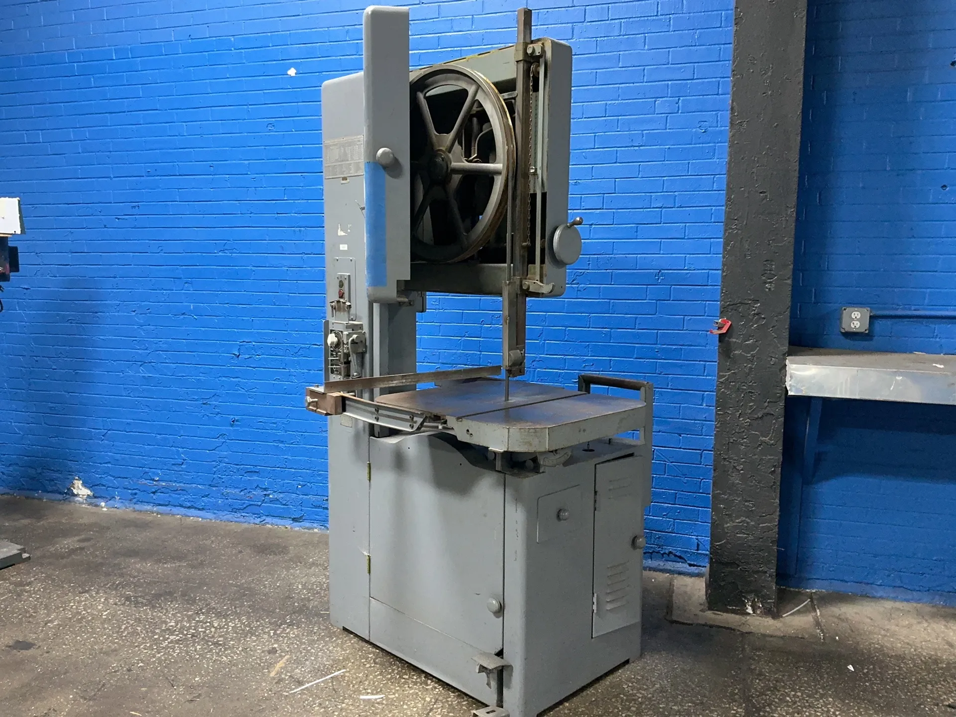 24" Grob #NS24, vertical band saw, 24" x 28" table, blade welder, 230 V. - Image 3