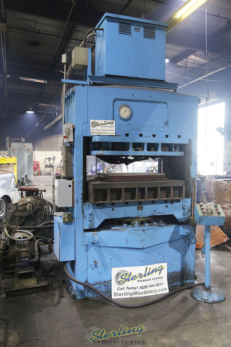 530 Ton, French Oil #51118, hydraulic molding press, #A5484 - Image 1