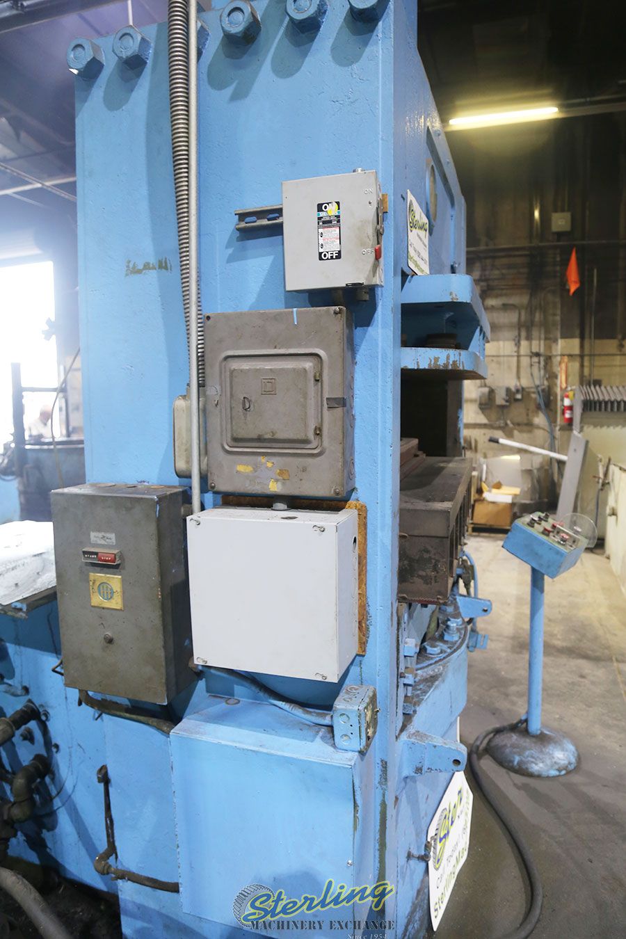 530 Ton, French Oil #51118, hydraulic molding press, #A5484 - Image 4