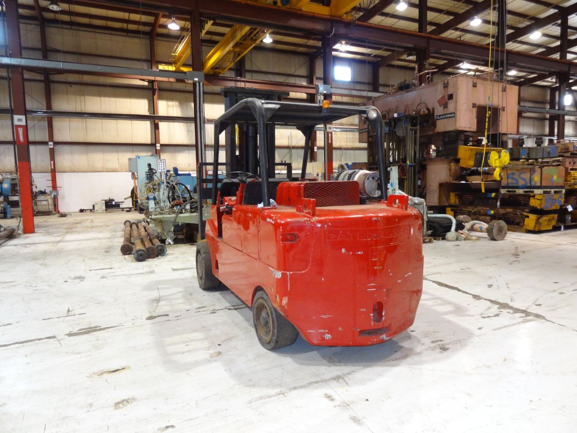 30000 lb. Caterpillar #71L264, 703 hours, 108" mast hght, 36" off loadcenter, 84" L forks - Image 1