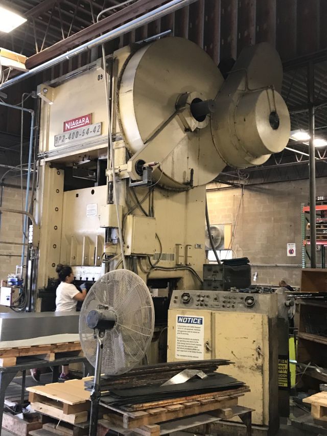400 Ton, Niagara #BP2-400, straight side double crank press, 5" stroke, 23" Shut Height, 6" adjustment, 20-50 - Image 2
