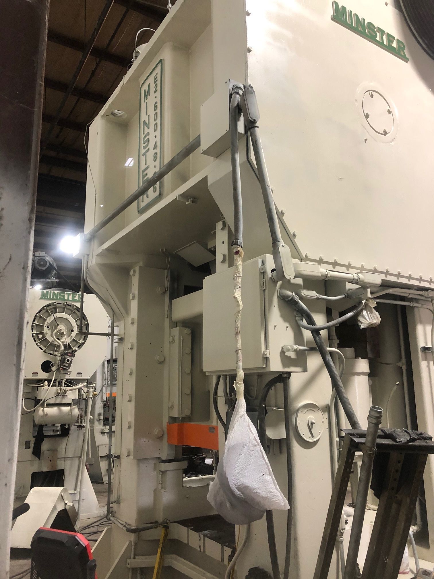 600 Ton, Minster #E2-600-48-36, straight side double crank press, 10" stroke, 26" Shut Height, 6" powered ram - Image 4