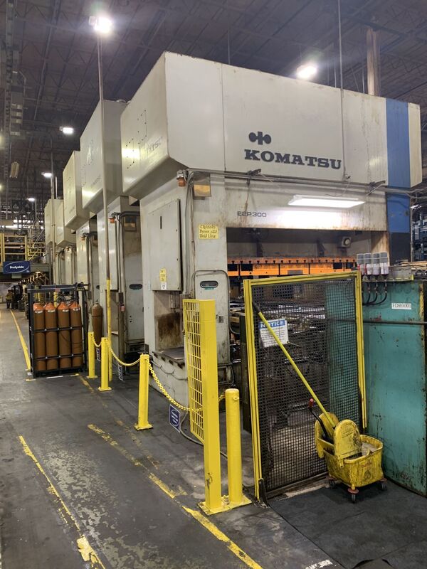 330 Ton, Komatsu #E2P, 17" stroke, 33" Shut Height, 118x51" bed, 15-25 SPM, (3), 1985, video under power - Image 4