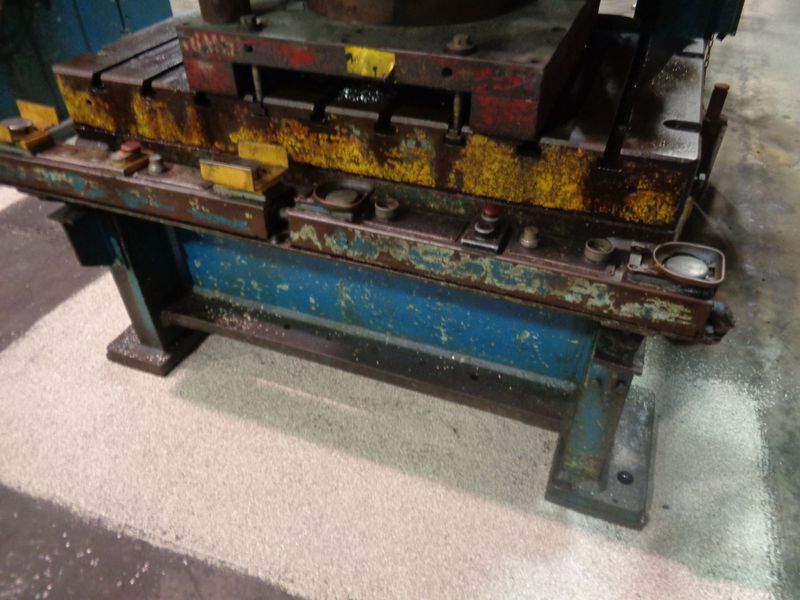 200 Ton, Niagara #SG2-200-60-30, 10" stroke, 24" Shut Height, 6" adj, 60" LR x 30" front back bed, air - Image 9