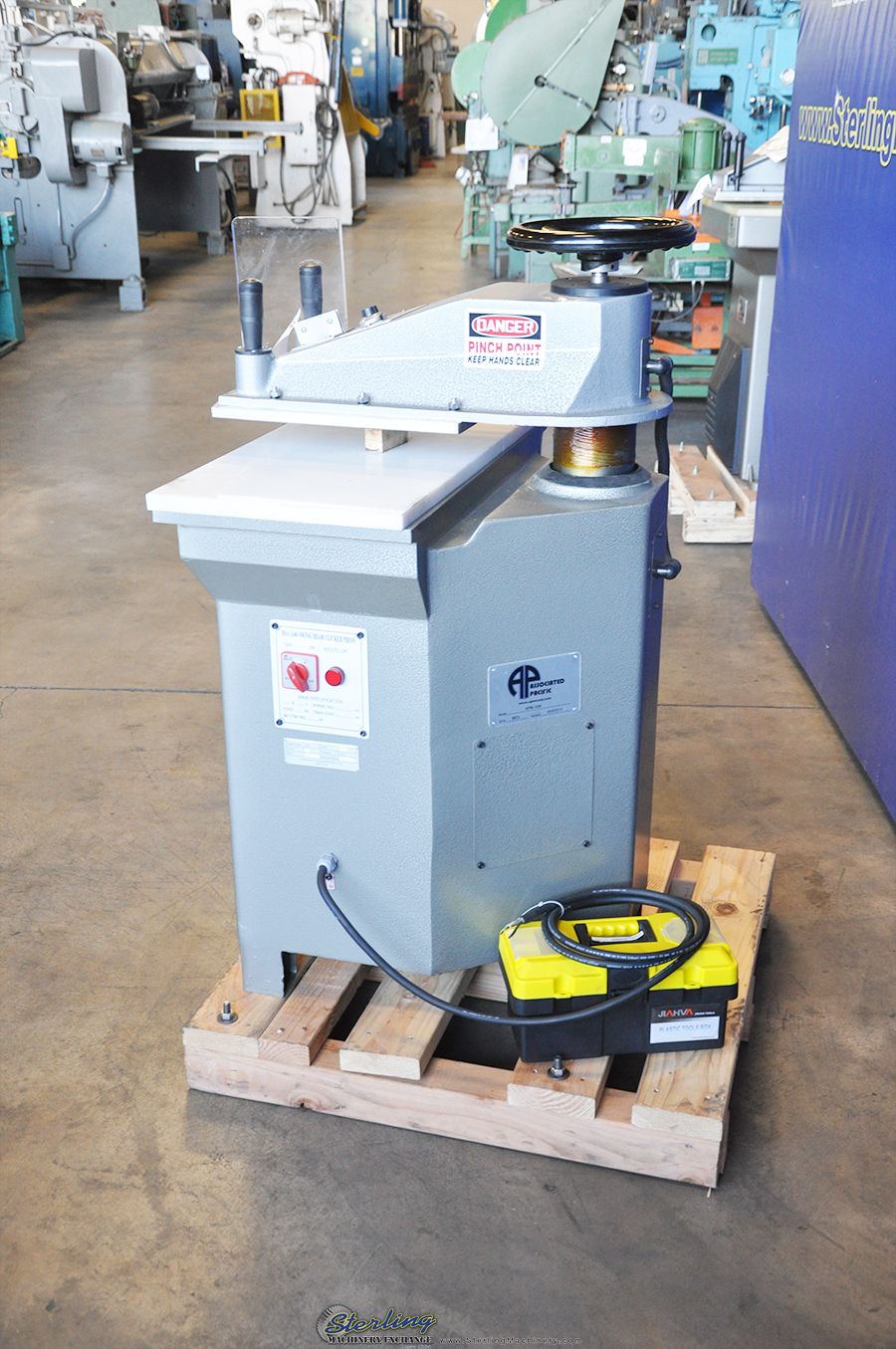 8 Ton, APMC #APM-SA8, hydraulic clicker press, 15.7" x31.5" bed, quick height adjustment, dual joystick - Image 4