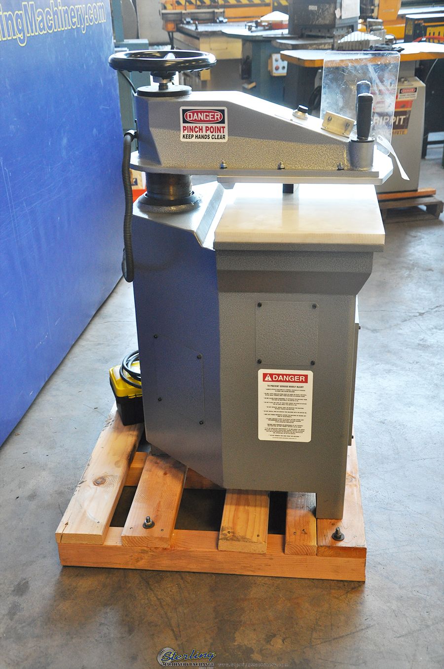 8 Ton, APMC #APM-SA8, hydraulic clicker press, 15.7" x31.5" bed, quick height adjustment, dual joystick - Image 6