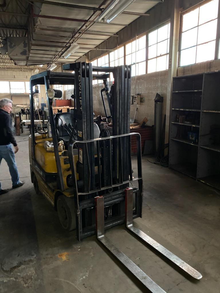 5000 lb. Caterpillar #2P5000, Propane Forklift, 10'10" max height, hard tire, side shift - Image 3