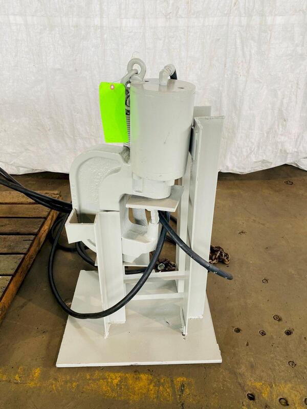 Fabriline #FH-12, C-frame hydraulic punch - Image 1