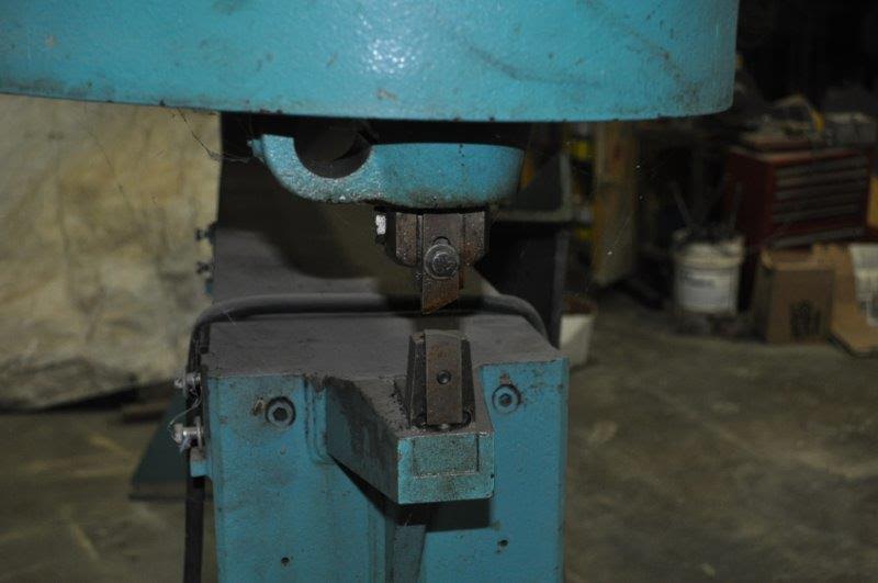 No. 1060-S1 Libert nibbler, 1/4"cutting capacity, 60" throat,foot pedal,like new, 1981 - Image 4