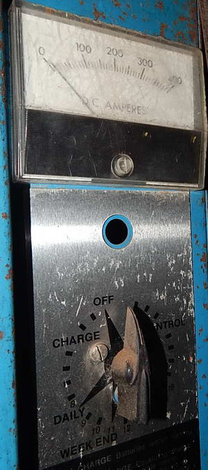 Goulds #GRC18-90011, forklift battery charger, wall & battery plugs, manual timer - Image 2