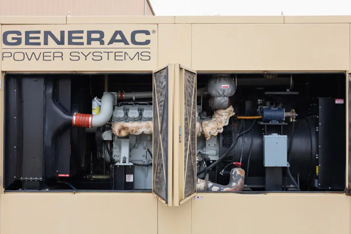 600 KW Generac, diesel generator, weatherproof enclosure, 300 hours, 2003, #88593 - Image 3