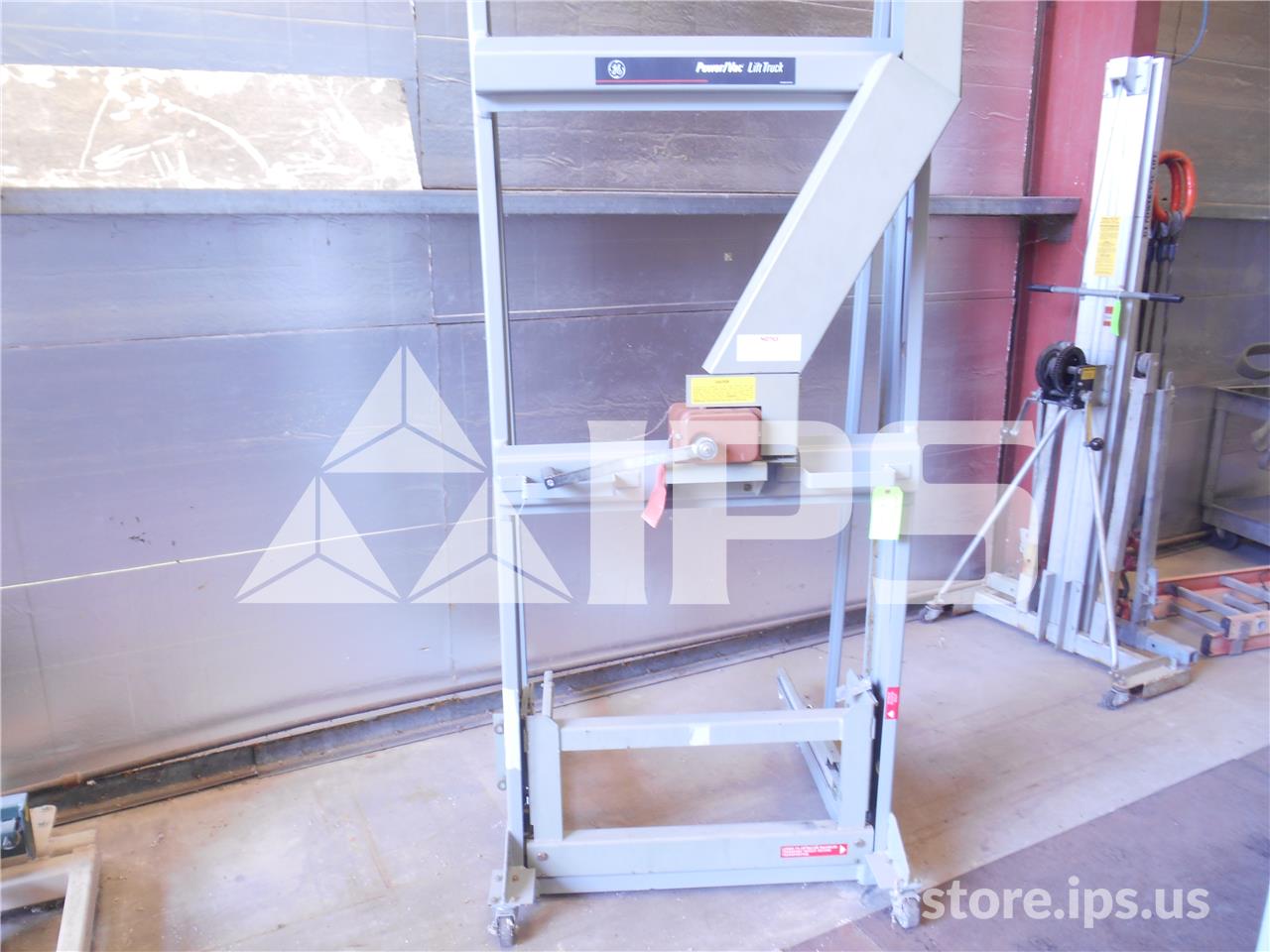 GE Portable Lifting Device Double Mast Design With Front Center Crank Assy For Vb / Vb1 - Image 1