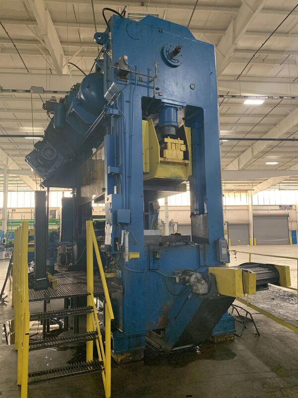 300 Ton, Komatsu #E2P-300W, 7.8" stroke, 30.3" Shut Height, 8.66" adj., 30-60 SPM, 98.43" x 51.18" bed, air - Image 5