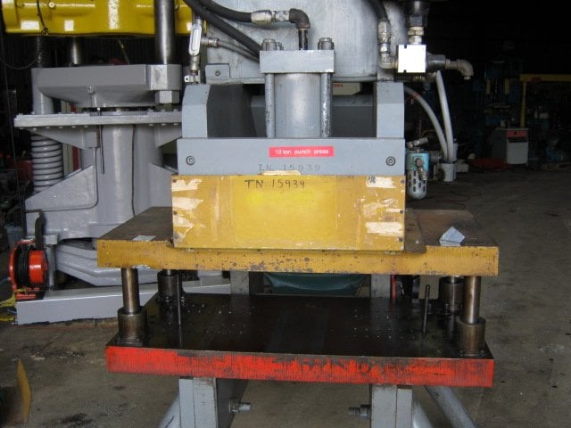 15 Ton, Continental, hydraulic press, 18" x 40" bed, 5" stroke, 15 HP hydraulic system, 220/440 V. - Image 4