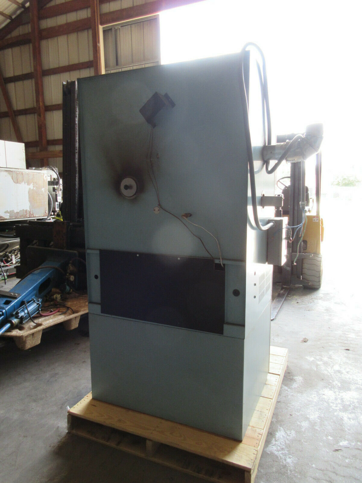 20" width x 18" D x 20" H Blue M #DC-3029, 650&deg;F, 208-240 VAC, 10-12 Amps., 3-phase - Image 2