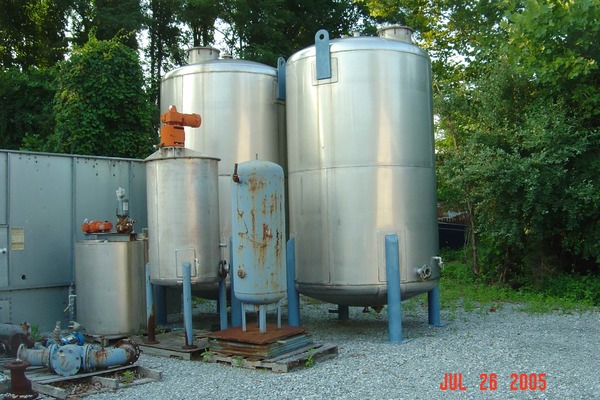 350 gallon Stainless Steel vertical tank, 48" dia. x 48" straight side, flat top & bottom heads - Image 1