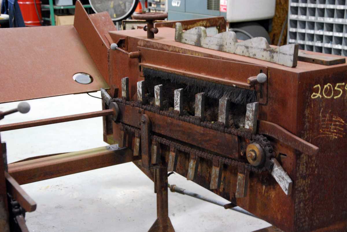 Ohio Machinery, brush deburring machine, 3" tube diameter, 120" tube length, (2) 15 HP, inclined feed table - Image 5