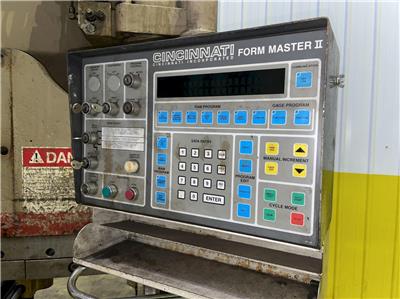 90 Ton, Cincinnati #90FMIIx8, hydraulic press brake, 8' overall, 78" between housing, 8" stroke, automatic - Image 9