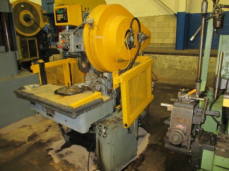 15 Ton, V & O #15, OBI Single Crank Press, 3" stroke, 8-1/4" shut height, 22" x 12" bed, 4" throat, 2" - Image 2