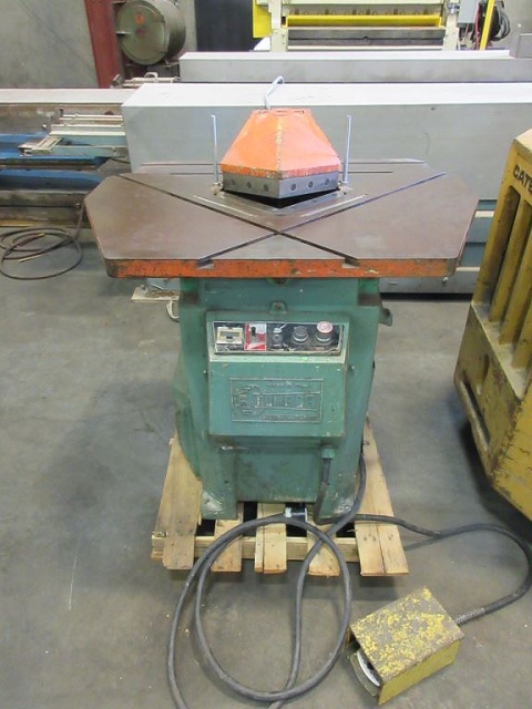 1/8" x 9" x 9" Comaca #225S, notcher, foot switch, 90° fixed angle - Image 1