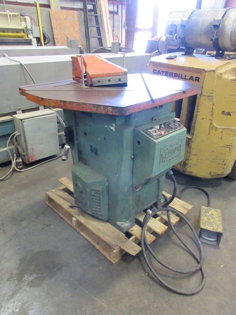 1/8" x 9" x 9" Comaca #225S, notcher, foot switch, 90° fixed angle - Image 5