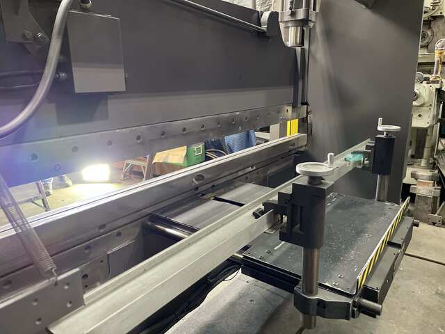 90 Ton, Cincinnati #90CB, hydraulic press brake, 10' overall, 102-3/4" between housing, 8" stroke, 7" throat - Image 2