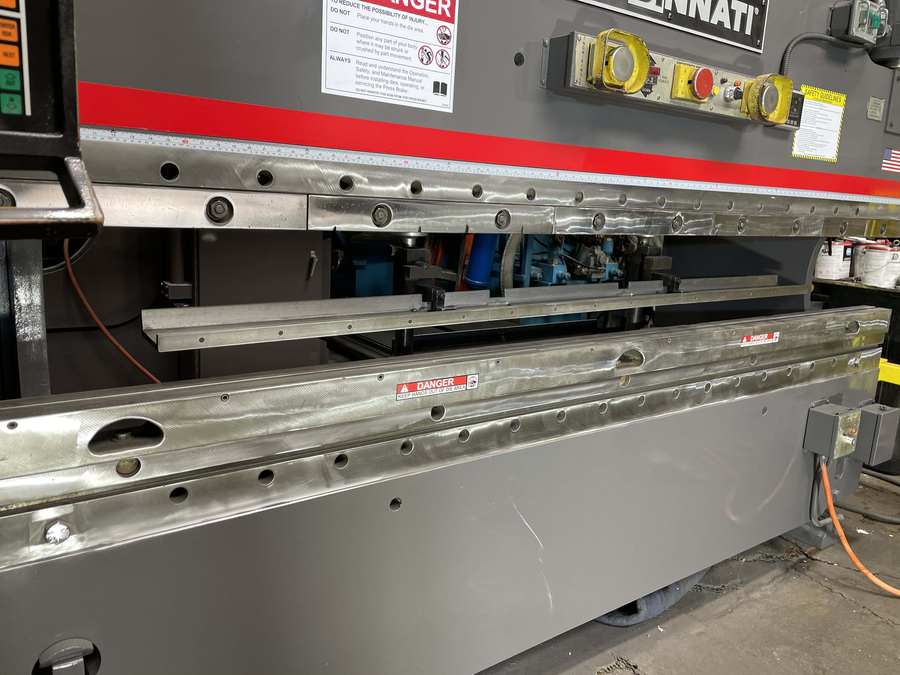 90 Ton, Cincinnati #90CB, hydraulic press brake, 10' overall, 102-3/4" between housing, 8" stroke, 7" throat - Image 5