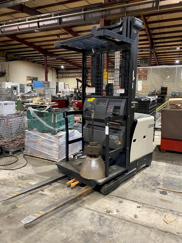 Crown #SP3520-30, Stock Selector Lift, EO battery, 5% fork height, 1085 amp hr., 2009 - Image 1