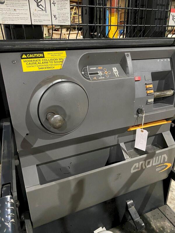 Crown #SP3520-30, Stock Selector Lift, EO battery, 5% fork height, 1085 amp hr., 2009 - Image 3
