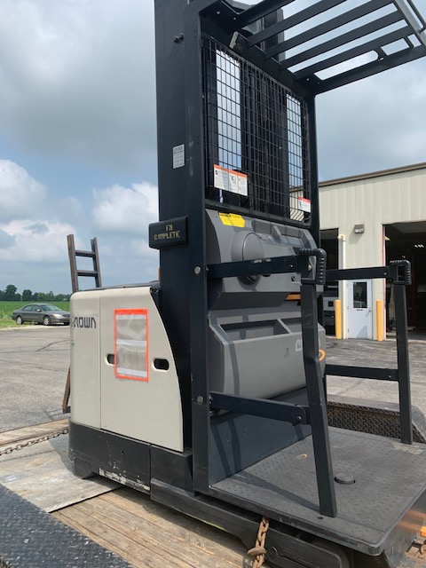 Crown #SP3520-30, Stock Selector Lift, EO battery, 5% fork height, 1085 amp hr., 2009 - Image 5