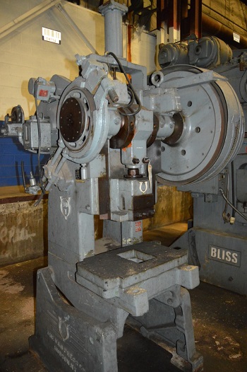 30 Ton, V & O #30T, OBI, single crank press, 1" stroke, 10-1/2" Shut Height, 26-1/2" x 14-3/4" bed, air - Image 3