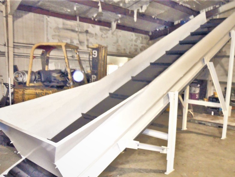 28" wide x 20' long, Surplus heavy duty conveyor with cleats, 2" cleated belt - Image 1