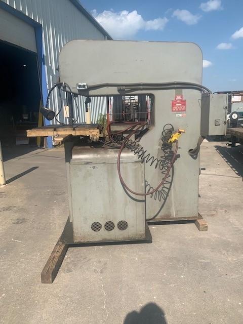 35.5" x 13" DoAll #3613-0, vertical bandsaw, 1" x 175" blade, 50-5200 FPM, blade welder, S/N 278-75628 - Image 2