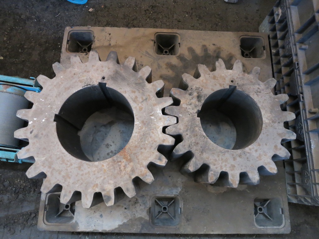 Connecting gear set, 21" centers, 19/23 tooth, 1 DP, for rubber or plastic mill - Image 1