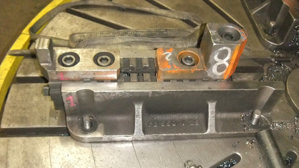 Very large & medium sized vertical boring mill jaws in sets of 4 - Image 1