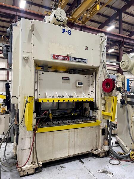 200 Ton, Niagara #SE2-200-72-42UH, straight side mechanical press, 6" stroke, 28" Shut Height, 1995 - Image 2