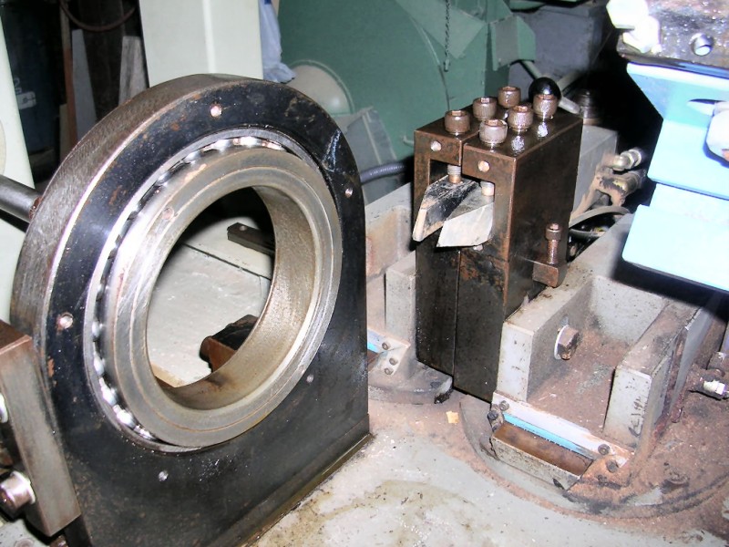 Torreda Tormadex #PA-1200-E, Hydraulic Copy Lathe, 47" between centers, 9-7/8" diameter w/o traveling steady - Image 5