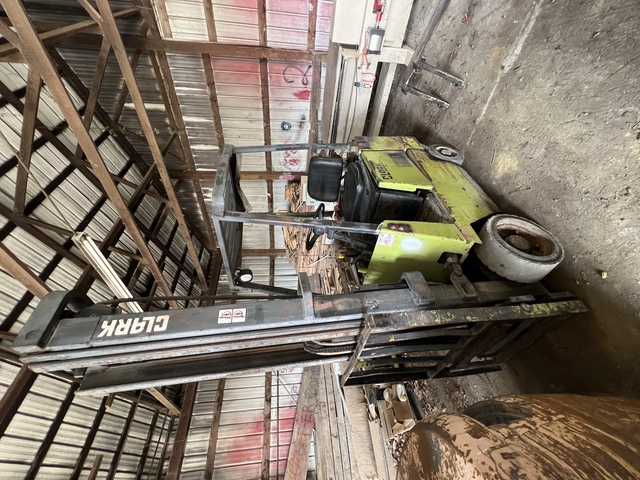 Clark, LP propane forklift, 9' mast - Image 2