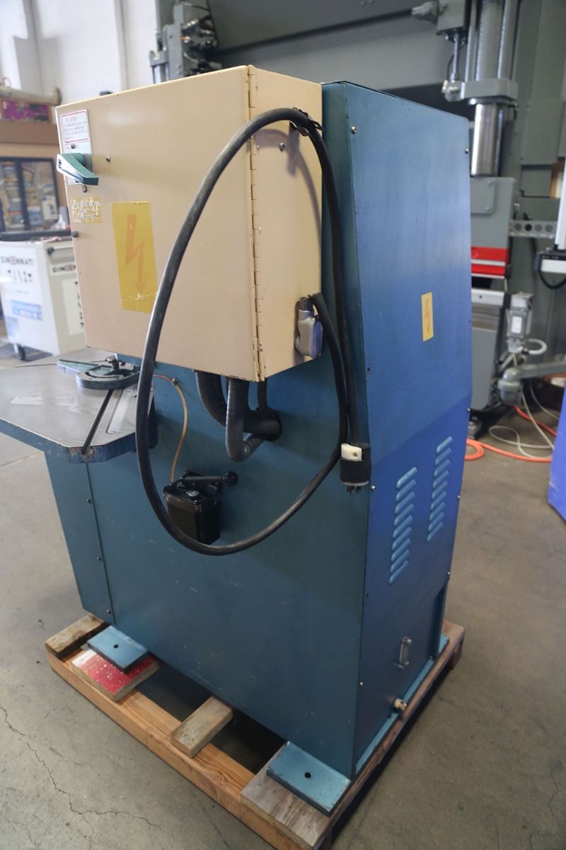 1/4" x 8" x 8" Amada #CSH-220, hydraulic heavy duty notcher, work guide, 5 HP, one shot lube, #A6960 - Image 9